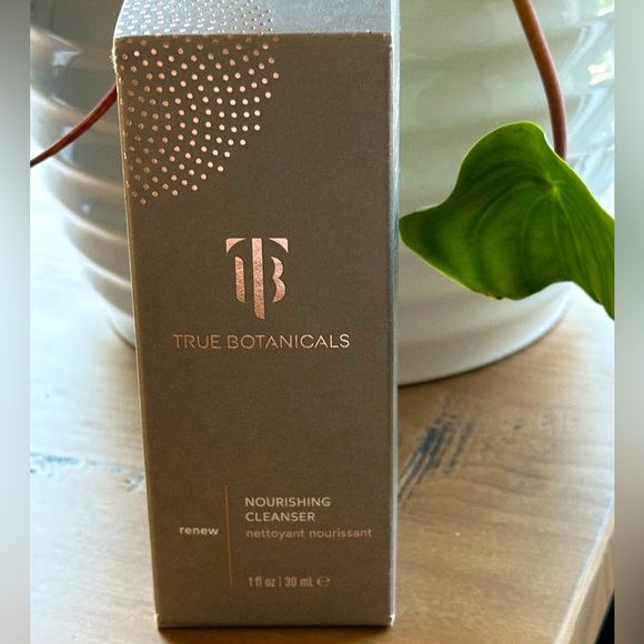 New in box, 1 oz cleanser. Renew blend by True Botanicals. gentle and natural - Picture 1 of 7